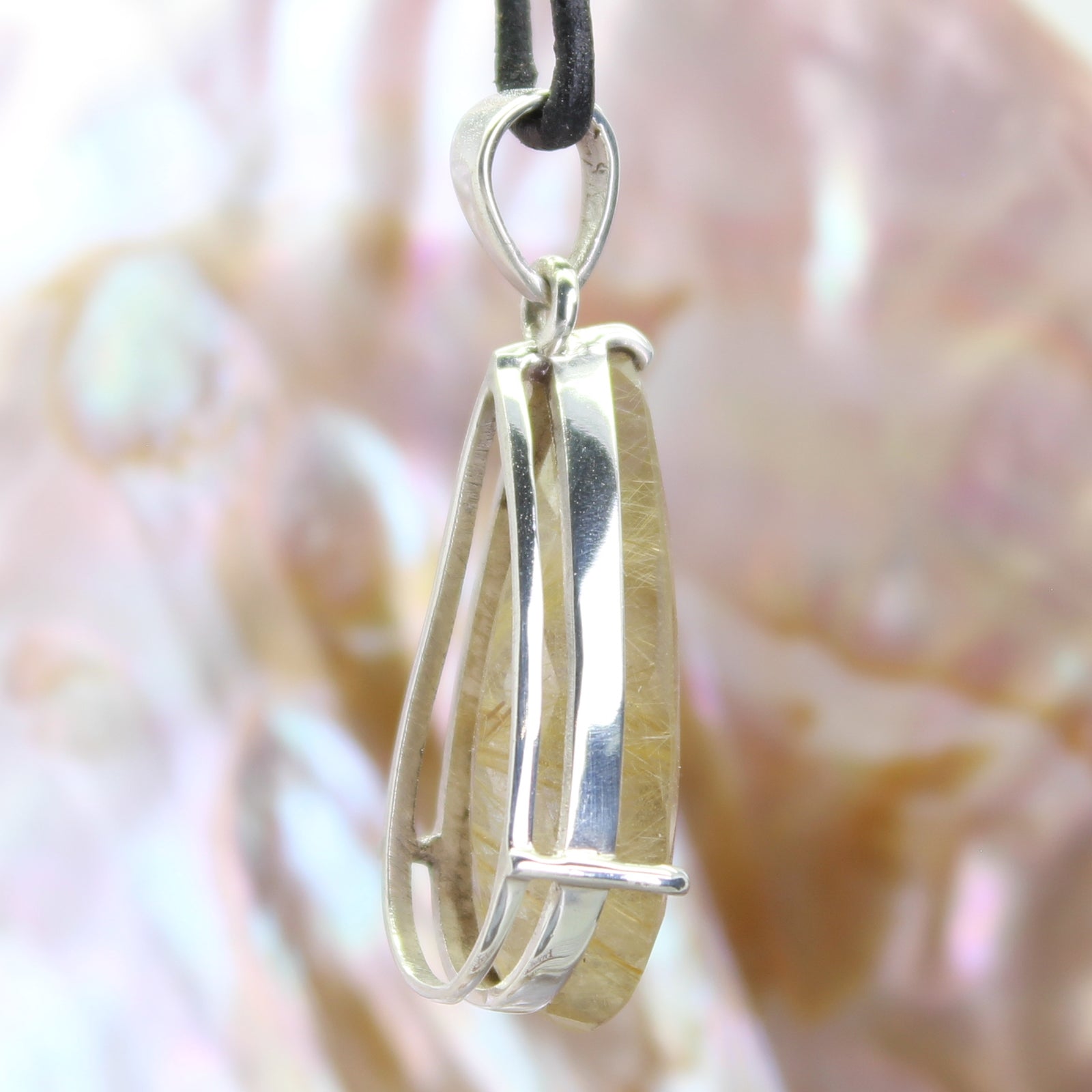 Rutilquarz Anhänger Kettenanhänger facettiert 925er Silber Schmuck Halskettenanhänger Kettenschmuck Stein Trommelstein Anhänger Rohstein Rohstück Heilstein Edelstein Schmuckanhänger Silberschmuck Schmuckstein Halsschmuck Schmuck Schutzstein Naturstein Lochstein Glücksstein