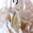 Rutilquarz Anhänger Kettenanhänger facettiert 925er Silber Schmuck Halskettenanhänger Kettenschmuck Stein Trommelstein Anhänger Rohstein Rohstück Heilstein Edelstein Schmuckanhänger Silberschmuck Schmuckstein Halsschmuck Schmuck Schutzstein Naturstein Lochstein Glücksstein