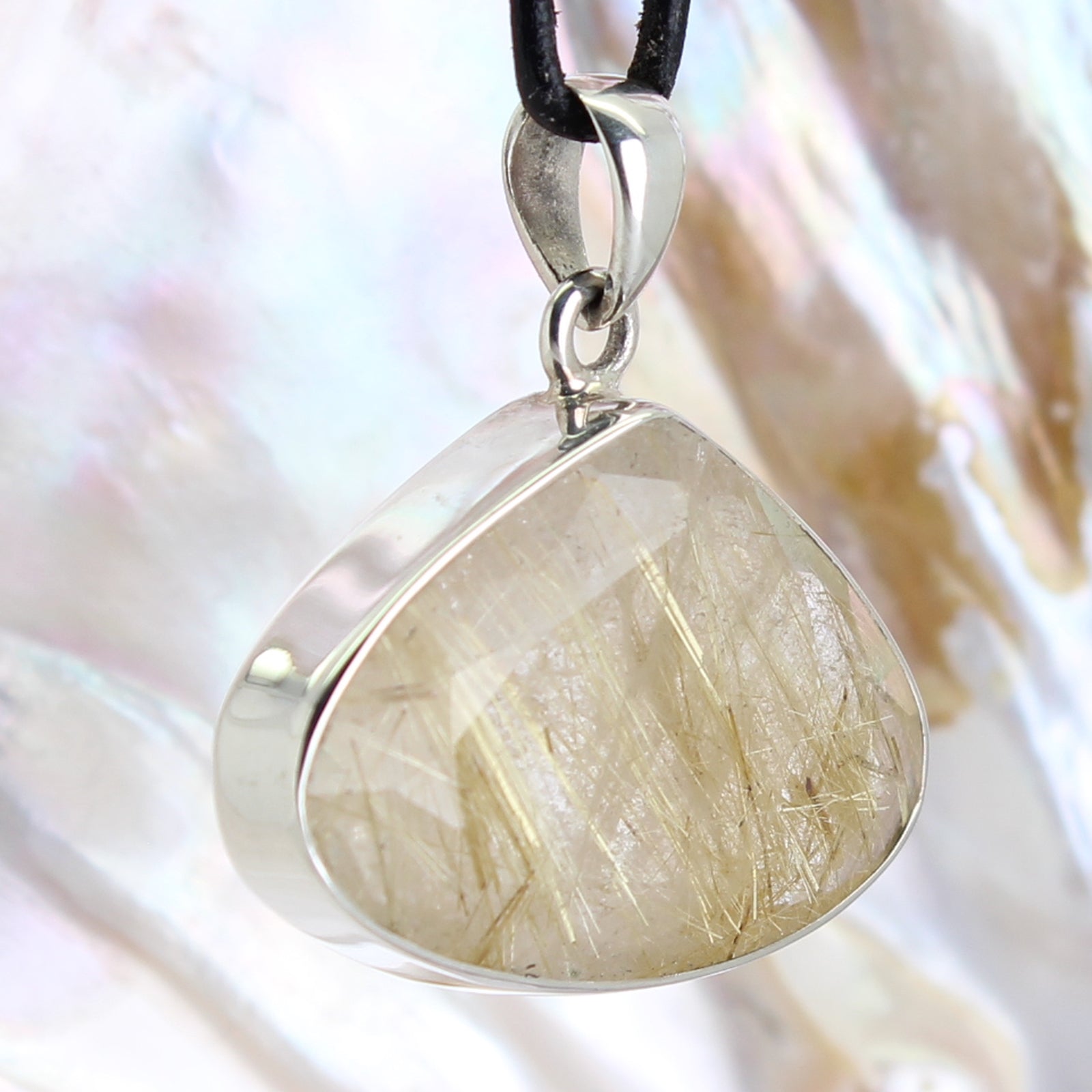 Rutilquarz Anhänger Kettenanhänger facettiert 925er Silber Schmuck Halskettenanhänger Kettenschmuck Stein Trommelstein Anhänger Rohstein Rohstück Heilstein Edelstein Schmuckanhänger Silberschmuck Schmuckstein Halsschmuck Schmuck Schutzstein Naturstein Lochstein Glücksstein