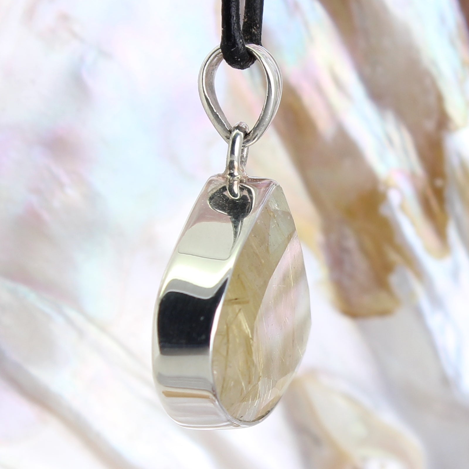 Rutilquarz Anhänger Kettenanhänger facettiert 925er Silber Schmuck Halskettenanhänger Kettenschmuck Stein Trommelstein Anhänger Rohstein Rohstück Heilstein Edelstein Schmuckanhänger Silberschmuck Schmuckstein Halsschmuck Schmuck Schutzstein Naturstein Lochstein Glücksstein