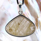 Rutilquarz Anhänger Kettenanhänger facettiert 925er Silber Schmuck Halskettenanhänger Kettenschmuck Stein Trommelstein Anhänger Rohstein Rohstück Heilstein Edelstein Schmuckanhänger Silberschmuck Schmuckstein Halsschmuck Schmuck Schutzstein Naturstein Lochstein Glücksstein
