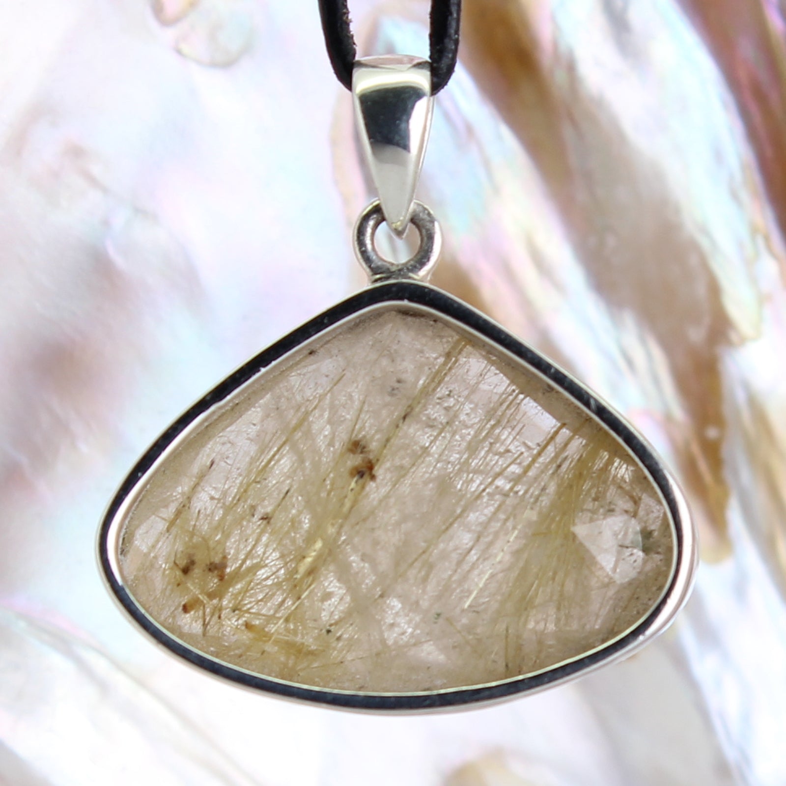Rutilquarz Anhänger Kettenanhänger facettiert 925er Silber Schmuck Halskettenanhänger Kettenschmuck Stein Trommelstein Anhänger Rohstein Rohstück Heilstein Edelstein Schmuckanhänger Silberschmuck Schmuckstein Halsschmuck Schmuck Schutzstein Naturstein Lochstein Glücksstein