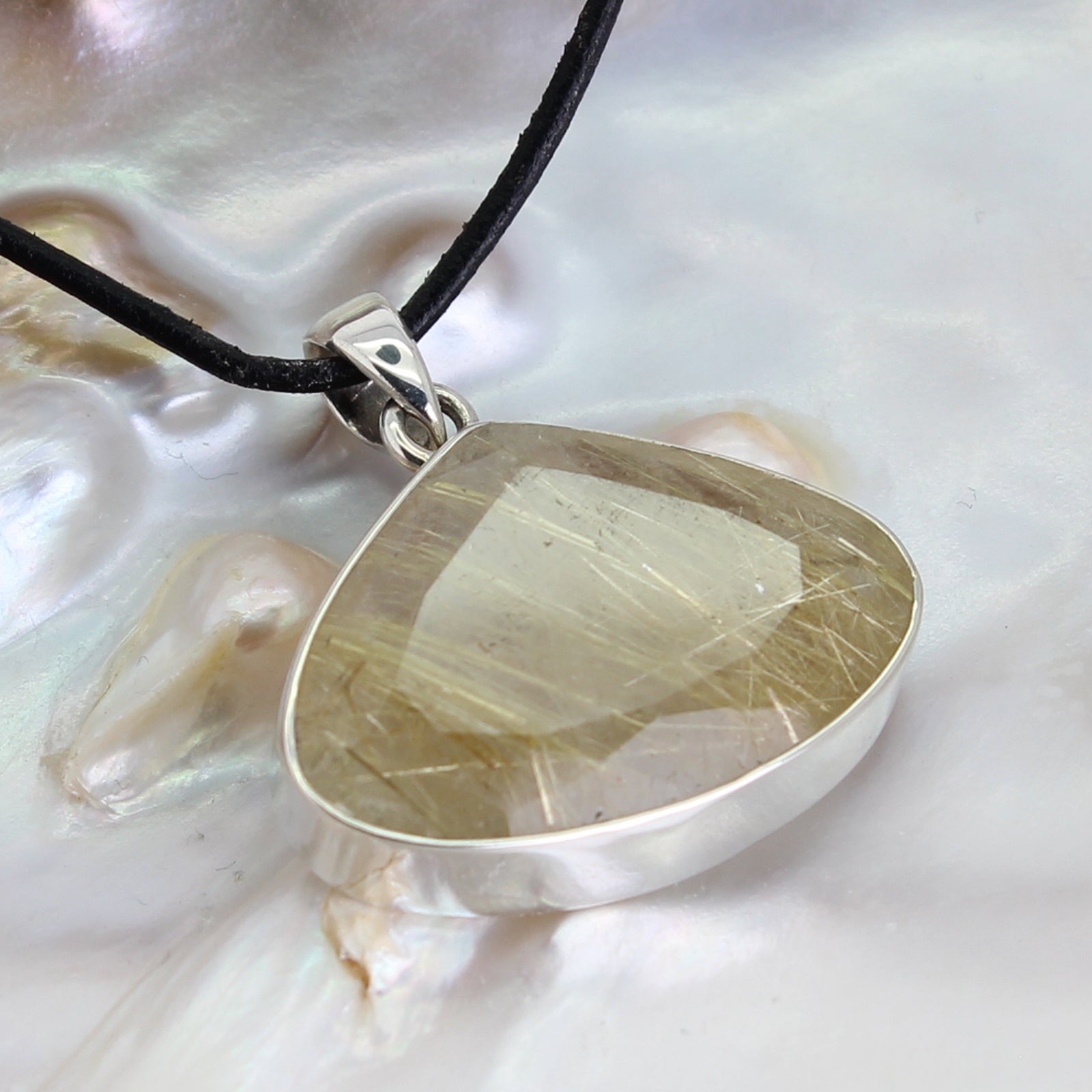 Rutilquarz Anhänger Kettenanhänger facettiert 925er Silber Schmuck Halskettenanhänger Kettenschmuck Stein Trommelstein Anhänger Rohstein Rohstück Heilstein Edelstein Schmuckanhänger Silberschmuck Schmuckstein Halsschmuck Schmuck Schutzstein Naturstein Lochstein Glücksstein