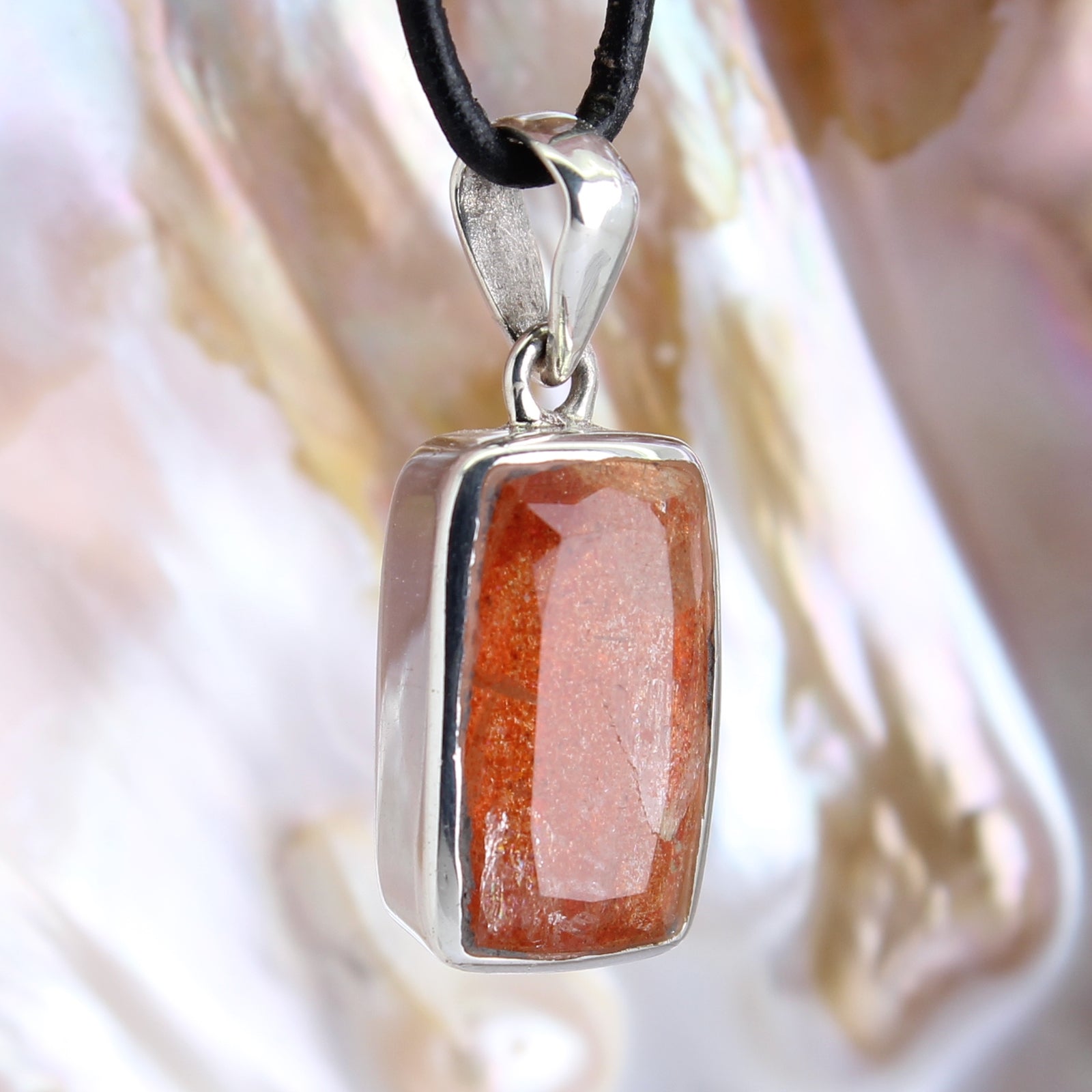Sonnenstein Anhänger Kettenanhänger facettiert 925er Silber Schmuck Halskettenanhänger Kettenschmuck Stein Trommelstein Anhänger Kettenschmuck Rohstein Rohstück Silberanhänger Silberschmuck Halsschmuck Schmuck Edelstein Heilstein Glücksstein Schutzstein