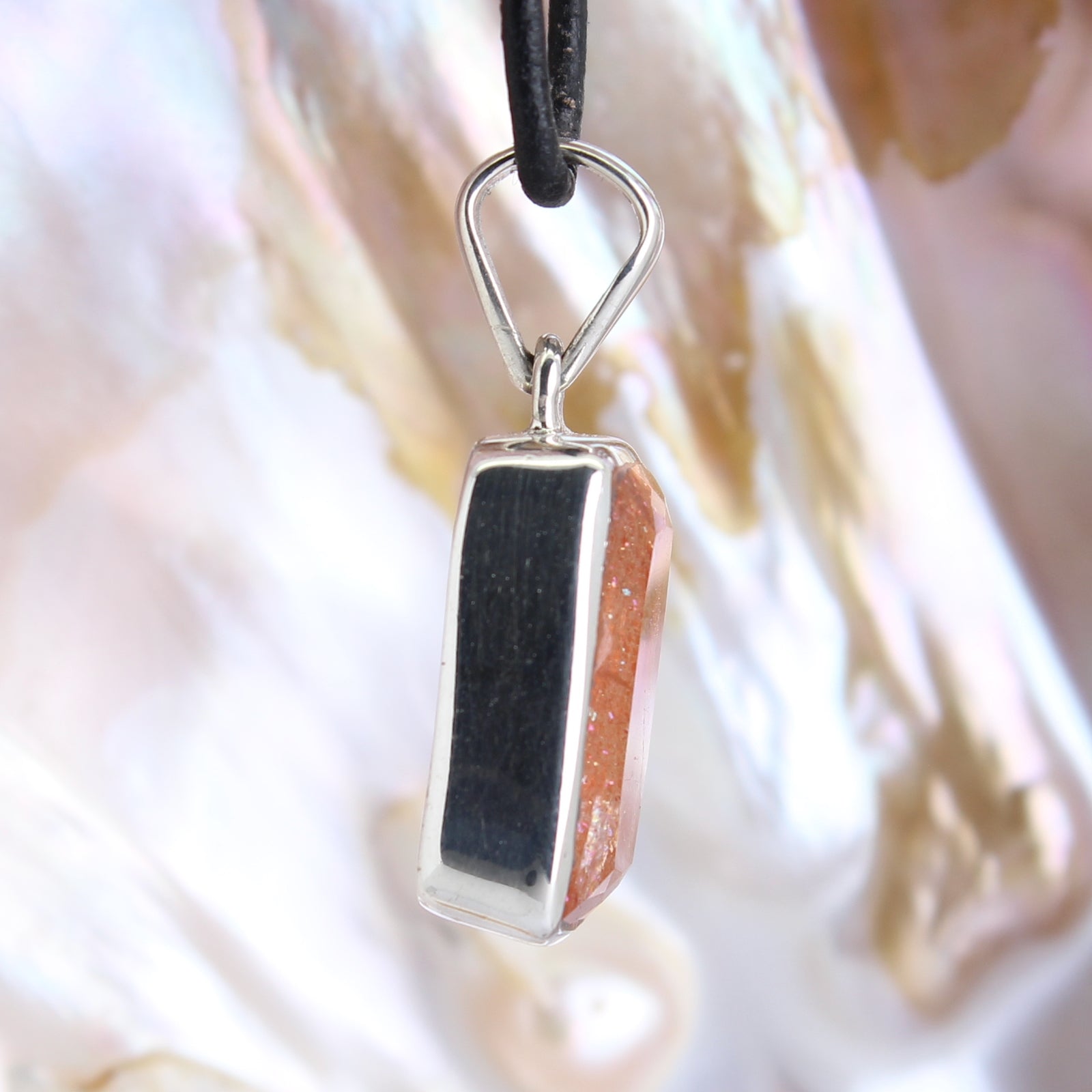 Sonnenstein Anhänger Kettenanhänger facettiert 925er Silber Schmuck Halskettenanhänger Kettenschmuck Stein Trommelstein Anhänger Kettenschmuck Rohstein Rohstück Silberanhänger Silberschmuck Halsschmuck Schmuck Edelstein Heilstein Glücksstein Schutzstein