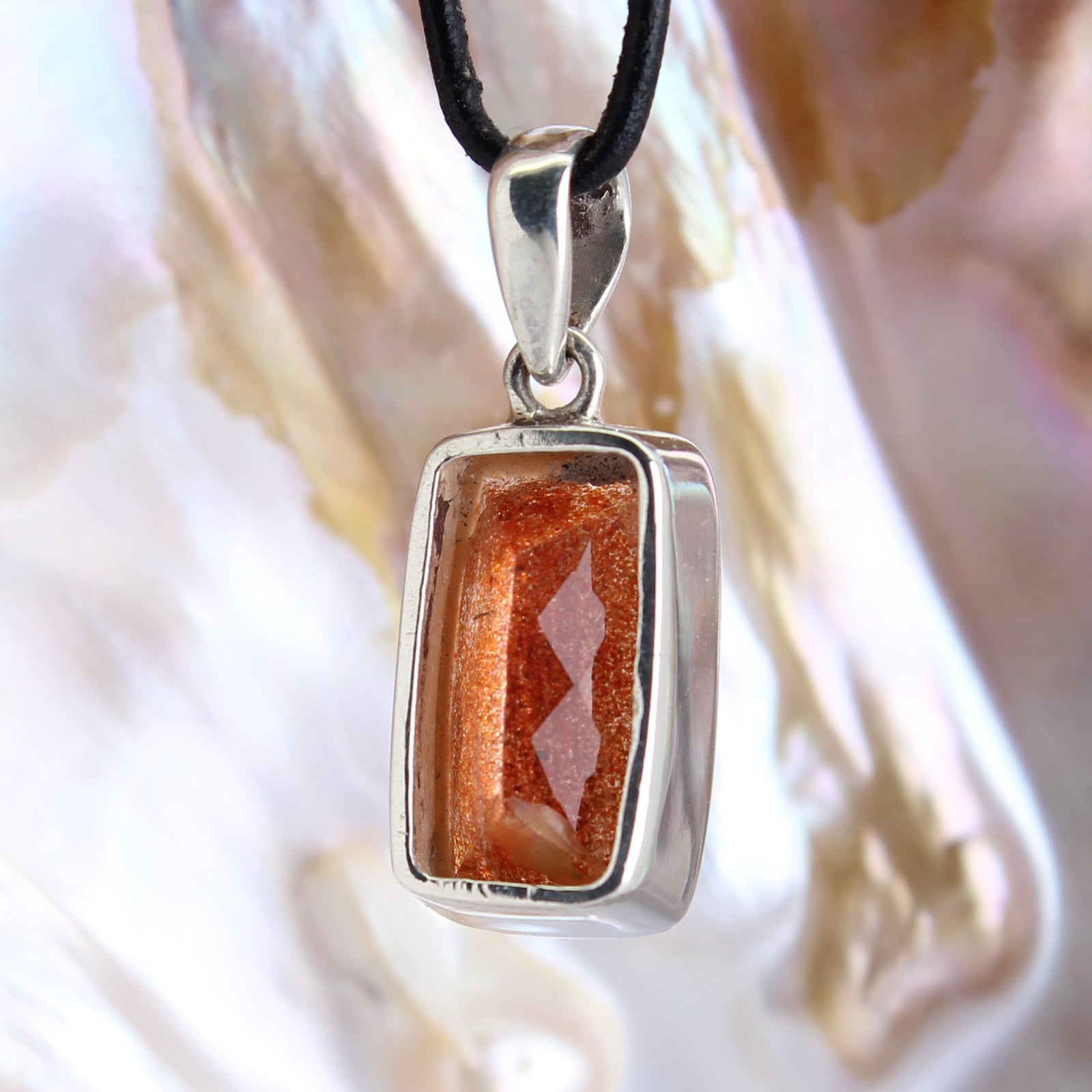 Sonnenstein Anhänger Kettenanhänger facettiert 925er Silber Schmuck Halskettenanhänger Kettenschmuck Stein Trommelstein Anhänger Kettenschmuck Rohstein Rohstück Silberanhänger Silberschmuck Halsschmuck Schmuck Edelstein Heilstein Glücksstein Schutzstein