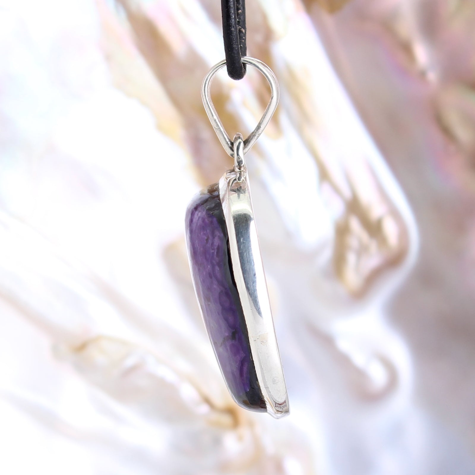 Sugilith Anhänger Kettenanhänger 925er Silber Schmuck Halskettenanhänger Kettenschmuck Stein Trommelstein Rohstein Rohstück Edelstein Heilstein Lochstein Schmuck Naturstein Halsschmuck Silberschmuck Dekostein Dekostück Collier Halskette Schmuckstein Schmuckanhänger Glücksstein Schutzstein