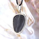 Sugilith Anhänger Kettenanhänger 925er Silber Schmuck Halskettenanhänger Kettenschmuck Stein Trommelstein Rohstein Rohstück Edelstein Heilstein Lochstein Schmuck Naturstein Halsschmuck Silberschmuck Dekostein Dekostück Collier Halskette Schmuckstein Schmuckanhänger Glücksstein Schutzstein