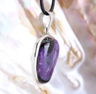 Sugilith Anhänger Kettenanhänger 925er Silber Schmuck Halskettenanhänger Kettenschmuck Stein Trommelstein Rohstein Rohstück Edelstein Heilstein Lochstein Schmuck Naturstein Halsschmuck Silberschmuck Dekostein Dekostück Collier Halskette Schmuckstein Schmuckanhänger Glücksstein Schutzstein