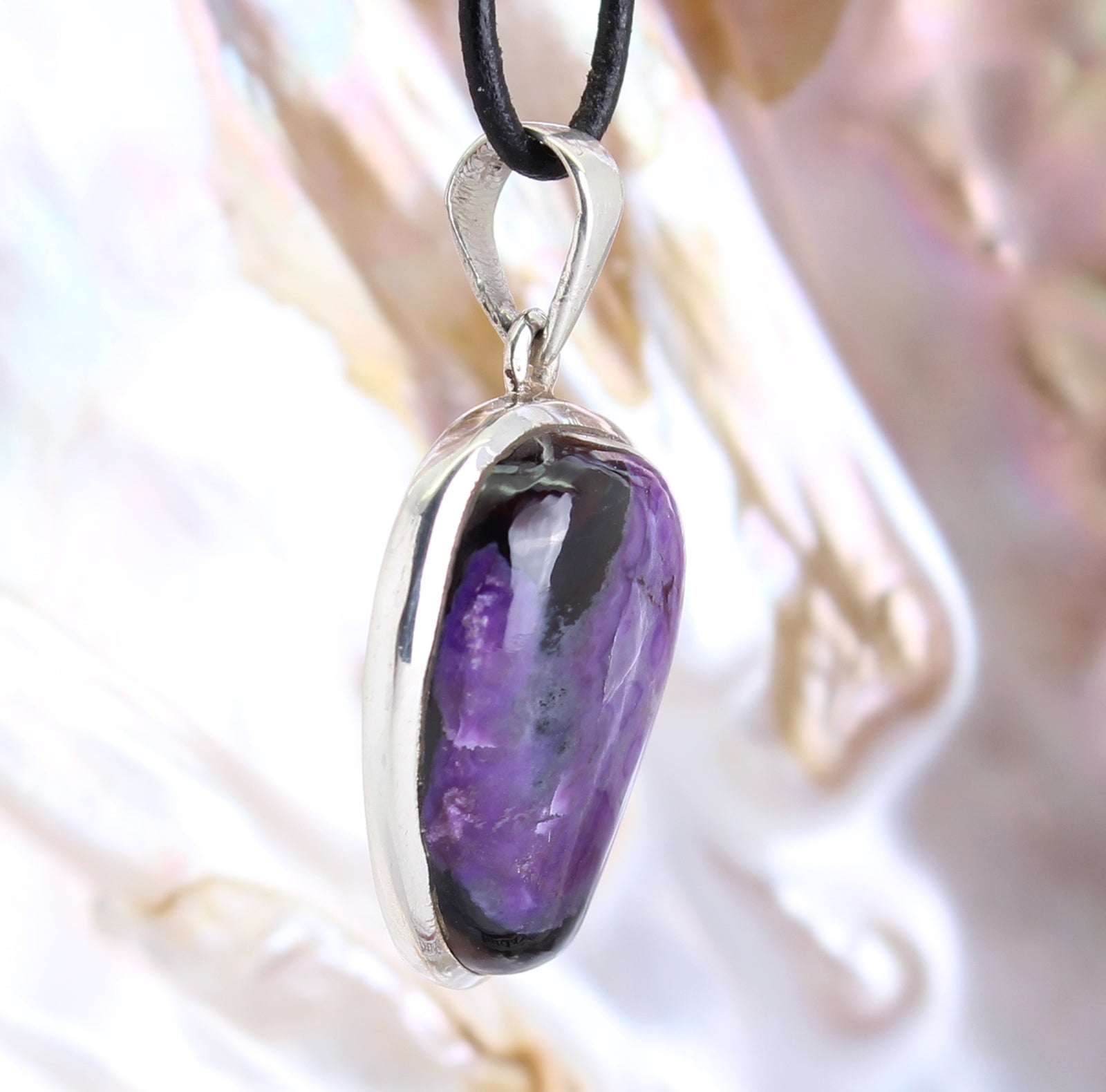 Sugilith Anhänger Kettenanhänger 925er Silber Schmuck Halskettenanhänger Kettenschmuck Stein Trommelstein Rohstein Rohstück Edelstein Heilstein Lochstein Schmuck Naturstein Halsschmuck Silberschmuck Dekostein Dekostück Collier Halskette Schmuckstein Schmuckanhänger Glücksstein Schutzstein