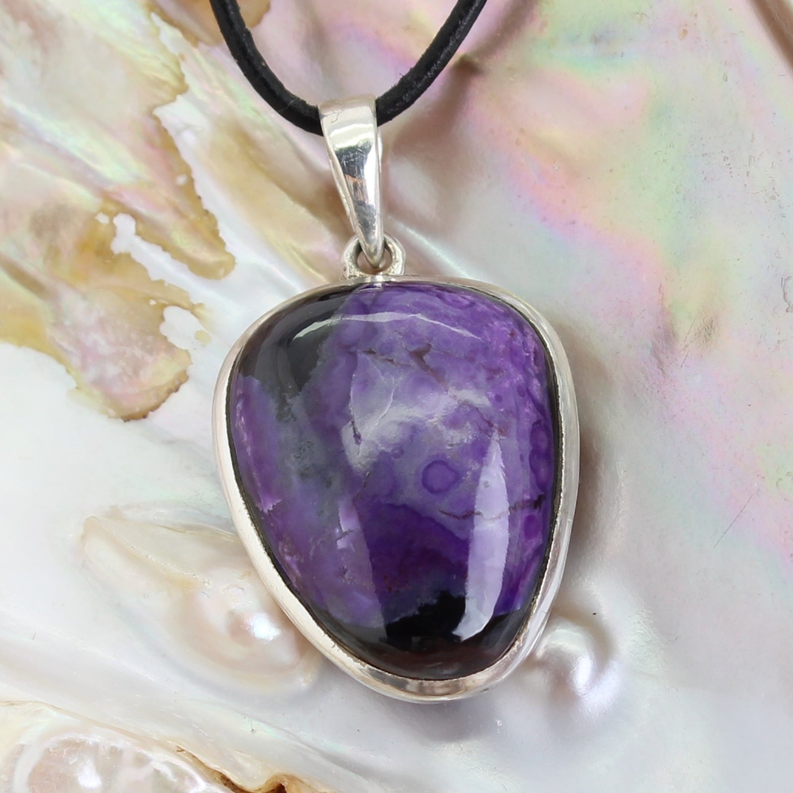 Sugilith Anhänger Kettenanhänger 925er Silber Schmuck Halskettenanhänger Kettenschmuck Stein Trommelstein Rohstein Rohstück Edelstein Heilstein Lochstein Schmuck Naturstein Halsschmuck Silberschmuck Dekostein Dekostück Collier Halskette Schmuckstein Schmuckanhänger Glücksstein Schutzstein