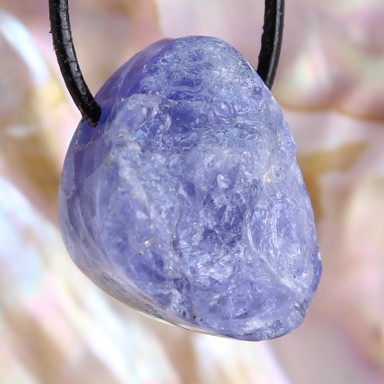Tansanit Rohstein Cabochon Anhänger Kettenanhänger poliert & naturbelassen Halskettenanhänger Kettenschmuck Stein Trommelstein Rohstein Rohstück Rohkristall Kristall Heilstein Edelstein Schmuckanhänger Schmuckstein Halsschmuck Schmuck Silberschmuck Schutzstein Glücksstein Tansanitstein Tansanitschmuck