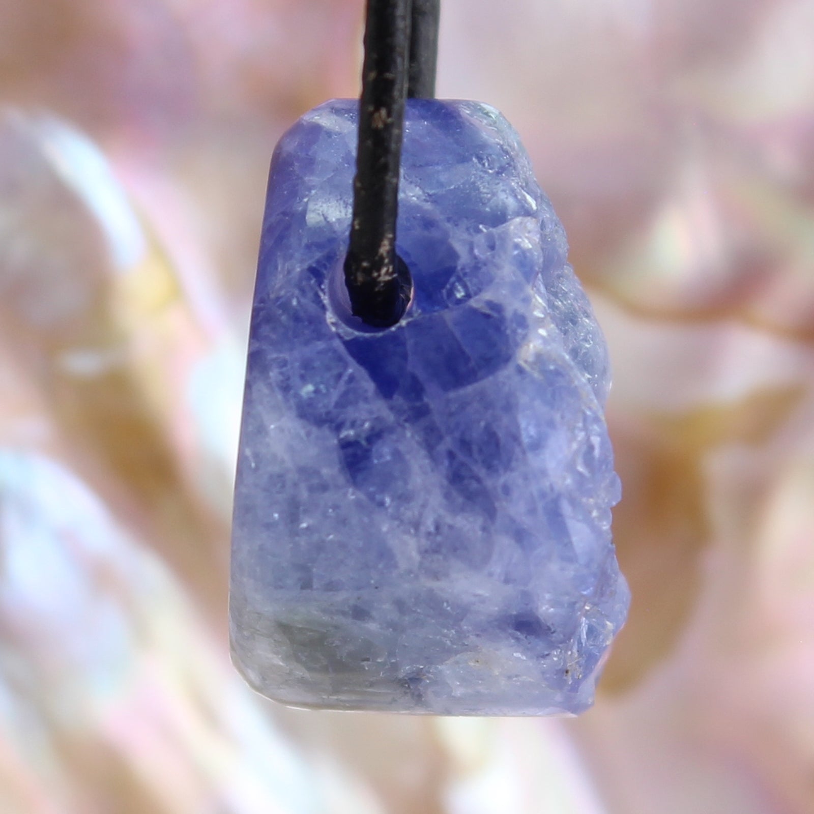 Tansanit Rohstein Cabochon Anhänger Kettenanhänger poliert & naturbelassen Halskettenanhänger Kettenschmuck Stein Trommelstein Rohstein Rohstück Rohkristall Kristall Heilstein Edelstein Schmuckanhänger Schmuckstein Halsschmuck Schmuck Silberschmuck Schutzstein Glücksstein Tansanitstein Tansanitschmuck