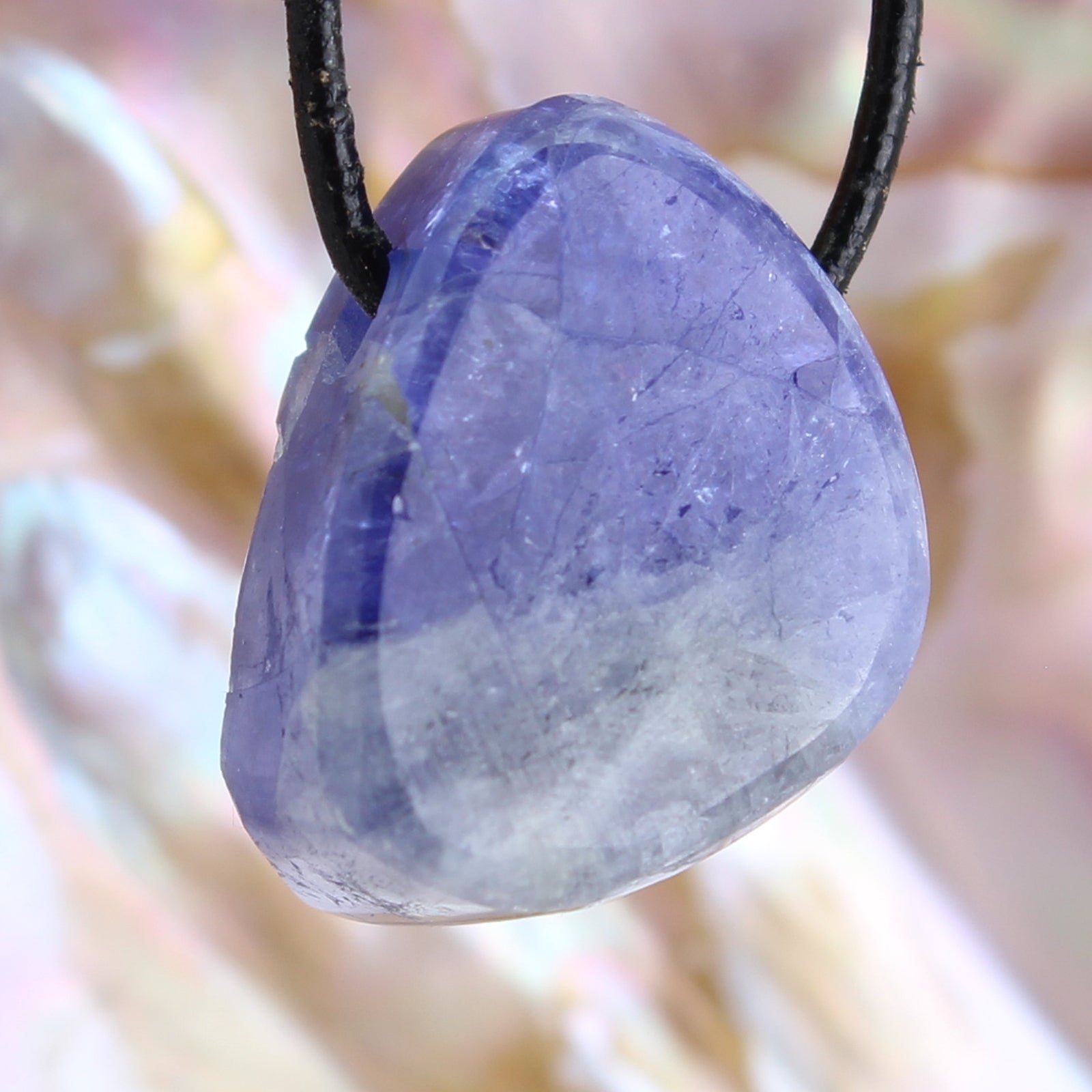 Tansanit Rohstein Cabochon Anhänger Kettenanhänger poliert & naturbelassen Halskettenanhänger Kettenschmuck Stein Trommelstein Rohstein Rohstück Rohkristall Kristall Heilstein Edelstein Schmuckanhänger Schmuckstein Halsschmuck Schmuck Silberschmuck Schutzstein Glücksstein Tansanitstein Tansanitschmuck