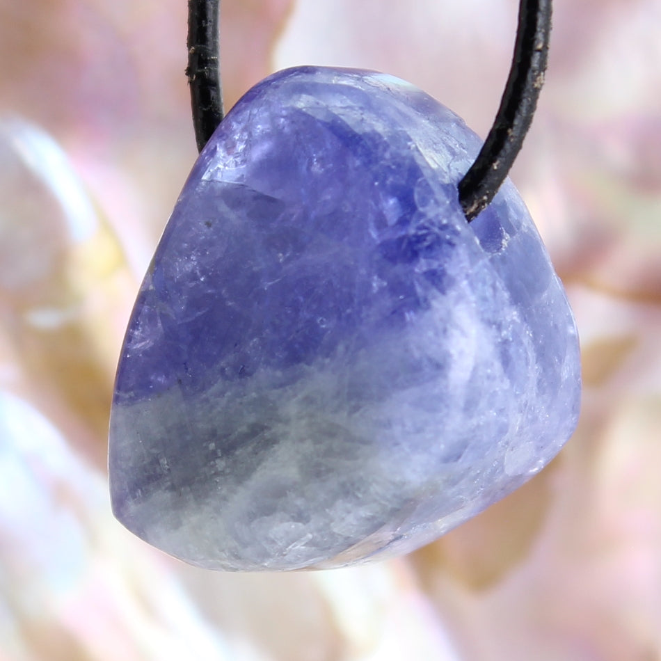 Tansanit Rohstein Cabochon Anhänger Kettenanhänger poliert & naturbelassen Halskettenanhänger Kettenschmuck Stein Trommelstein Rohstein Rohstück Rohkristall Kristall Heilstein Edelstein Schmuckanhänger Schmuckstein Halsschmuck Schmuck Silberschmuck Schutzstein Glücksstein Tansanitstein Tansanitschmuck