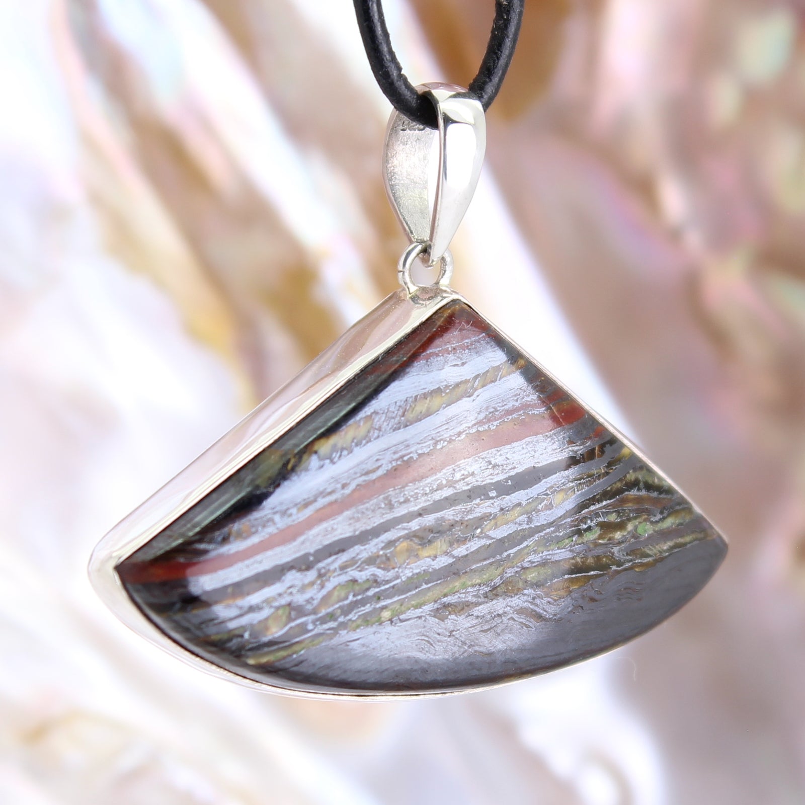 Tigereisen Anhänger Kettenanhänger 925er Silber Schmuck Halskettenanhänger Kettenschmuck Stein Trommelstein Rohstein Rohstück Edelstein Heilstein Lochstein Schmuck Naturstein Halsschmuck Silberschmuck Dekostein Dekostück Collier Halskette Schmuckstein Schmuckanhänger Glücksstein Schutzstein