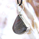 Tigereisen Anhänger Kettenanhänger 925er Silber Schmuck Halskettenanhänger Kettenschmuck Stein Trommelstein Rohstein Rohstück Edelstein Heilstein Lochstein Schmuck Naturstein Halsschmuck Silberschmuck Dekostein Dekostück Collier Halskette Schmuckstein Schmuckanhänger Glücksstein Schutzstein