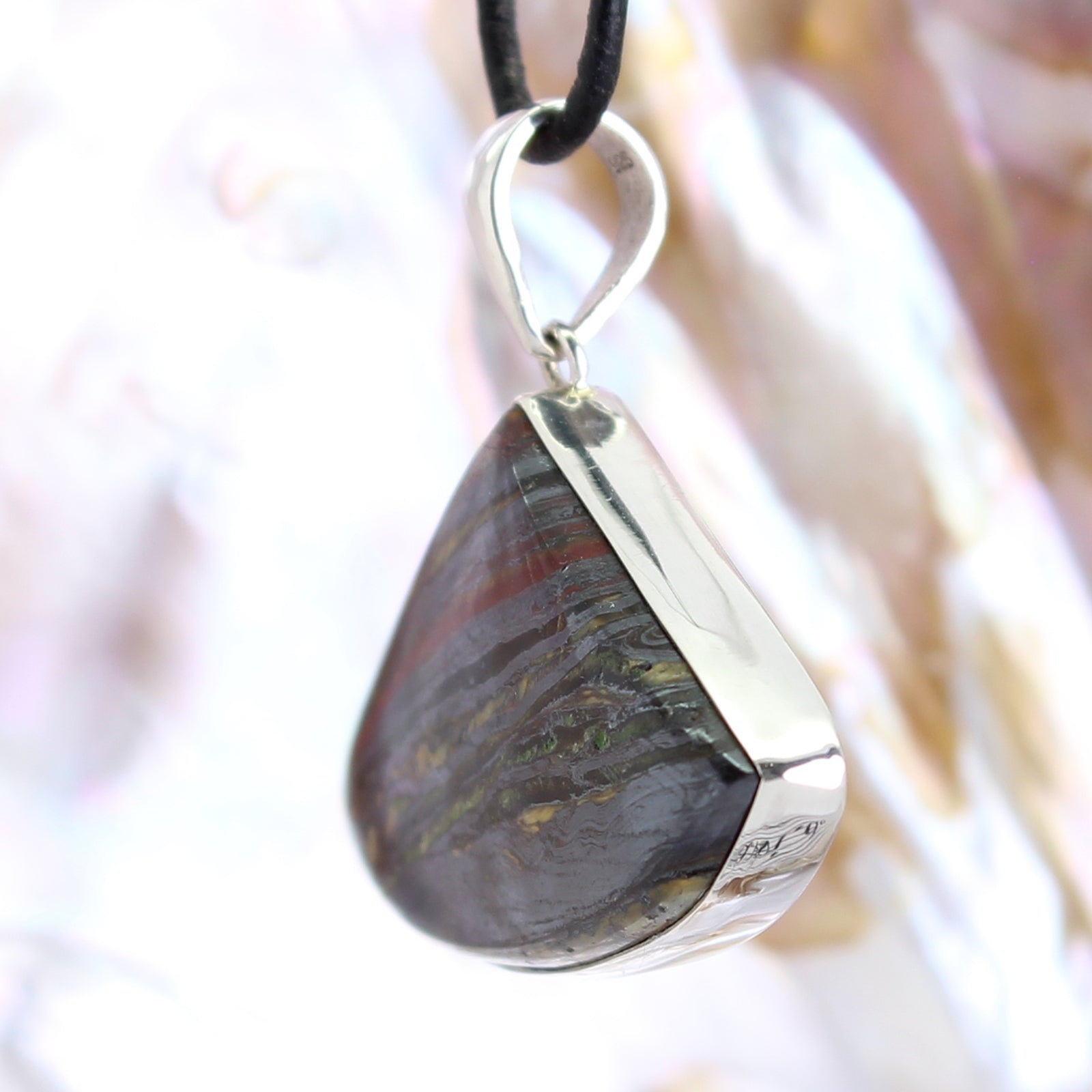 Tigereisen Anhänger Kettenanhänger 925er Silber Schmuck Halskettenanhänger Kettenschmuck Stein Trommelstein Rohstein Rohstück Edelstein Heilstein Lochstein Schmuck Naturstein Halsschmuck Silberschmuck Dekostein Dekostück Collier Halskette Schmuckstein Schmuckanhänger Glücksstein Schutzstein