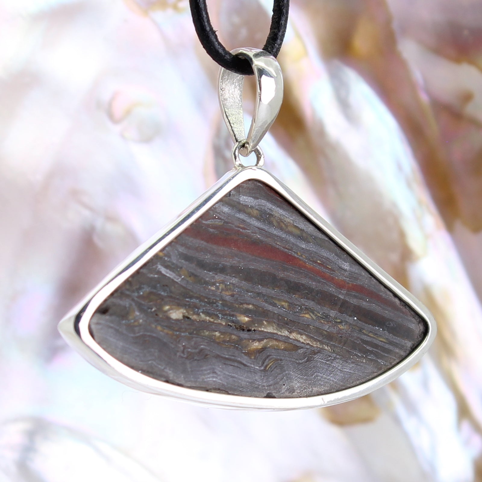 Tigereisen Anhänger Kettenanhänger 925er Silber Schmuck Halskettenanhänger Kettenschmuck Stein Trommelstein Rohstein Rohstück Edelstein Heilstein Lochstein Schmuck Naturstein Halsschmuck Silberschmuck Dekostein Dekostück Collier Halskette Schmuckstein Schmuckanhänger Glücksstein Schutzstein