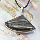 Tigereisen Anhänger Kettenanhänger 925er Silber Schmuck Halskettenanhänger Kettenschmuck Stein Trommelstein Rohstein Rohstück Edelstein Heilstein Lochstein Schmuck Naturstein Halsschmuck Silberschmuck Dekostein Dekostück Collier Halskette Schmuckstein Schmuckanhänger Glücksstein Schutzstein