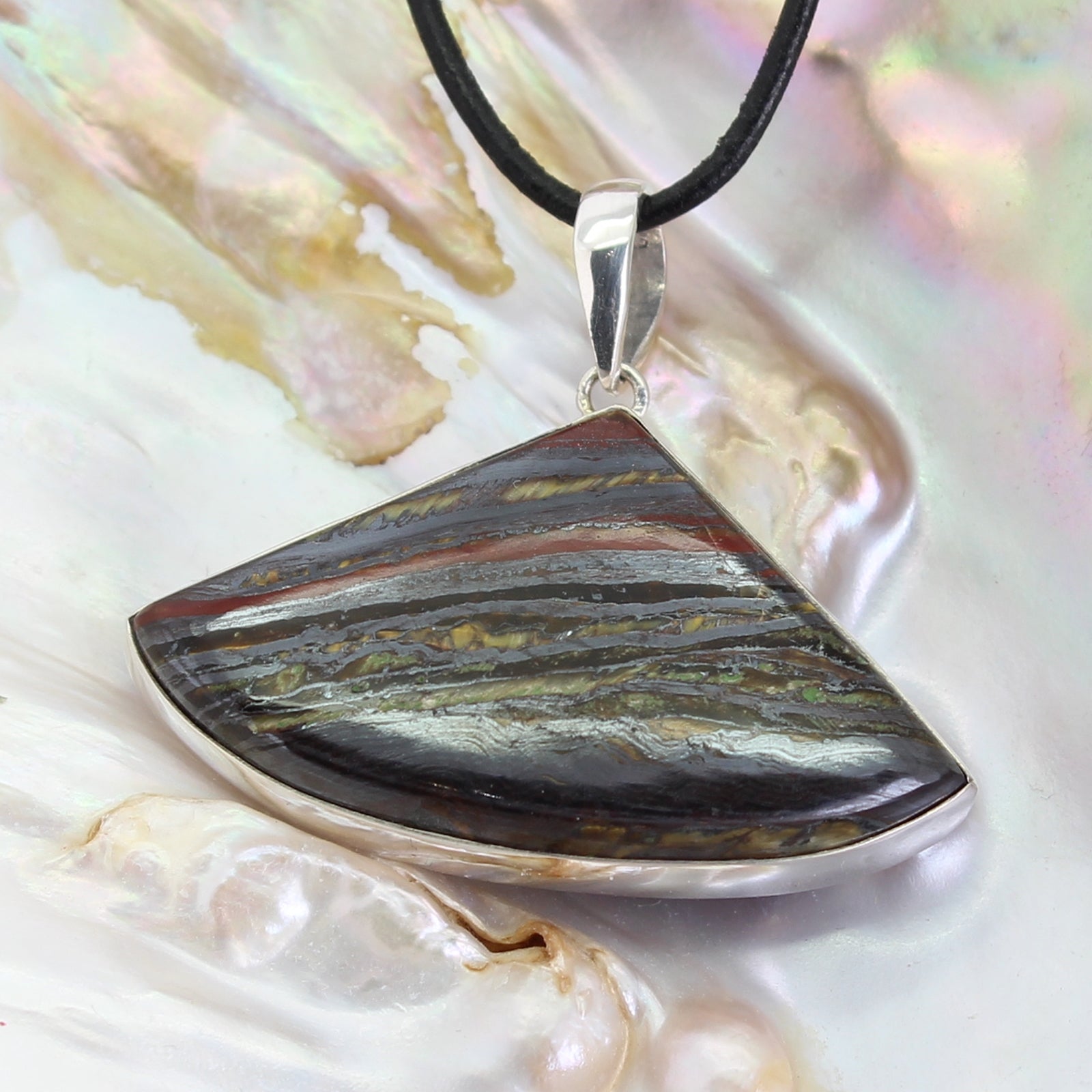 Tigereisen Anhänger Kettenanhänger 925er Silber Schmuck Halskettenanhänger Kettenschmuck Stein Trommelstein Rohstein Rohstück Edelstein Heilstein Lochstein Schmuck Naturstein Halsschmuck Silberschmuck Dekostein Dekostück Collier Halskette Schmuckstein Schmuckanhänger Glücksstein Schutzstein