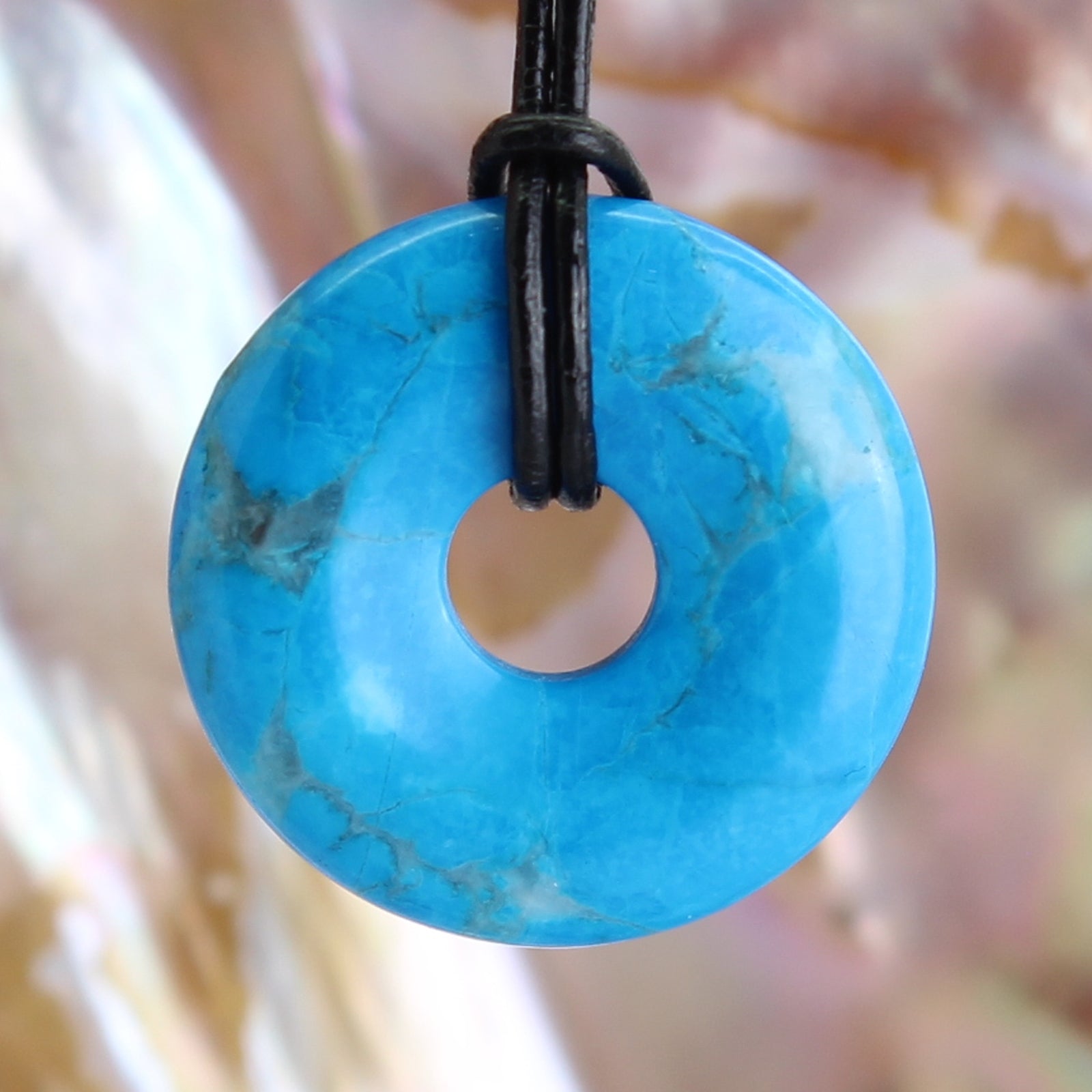 blauer Howlith Donut Anhänger Kettenanhänger 20 mm Türkis Halskettenanhänger Kettenschmuck Stein Trommelstein Anhänger Schmuck Schmuckstein Rohstein Rohstück Edelstein Heilstein Silberanhänger Silberschmuck Schutzstein Glücksstein