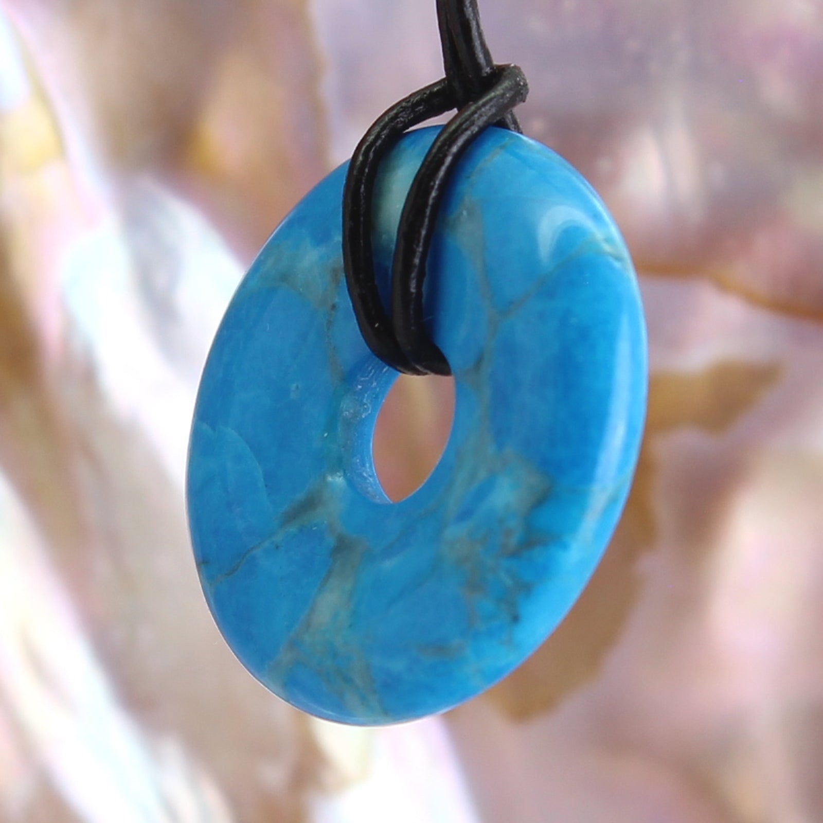 blauer Howlith Donut Anhänger Kettenanhänger 20 mm Türkis Halskettenanhänger Kettenschmuck Stein Trommelstein Anhänger Schmuck Schmuckstein Rohstein Rohstück Edelstein Heilstein Silberanhänger Silberschmuck Schutzstein Glücksstein