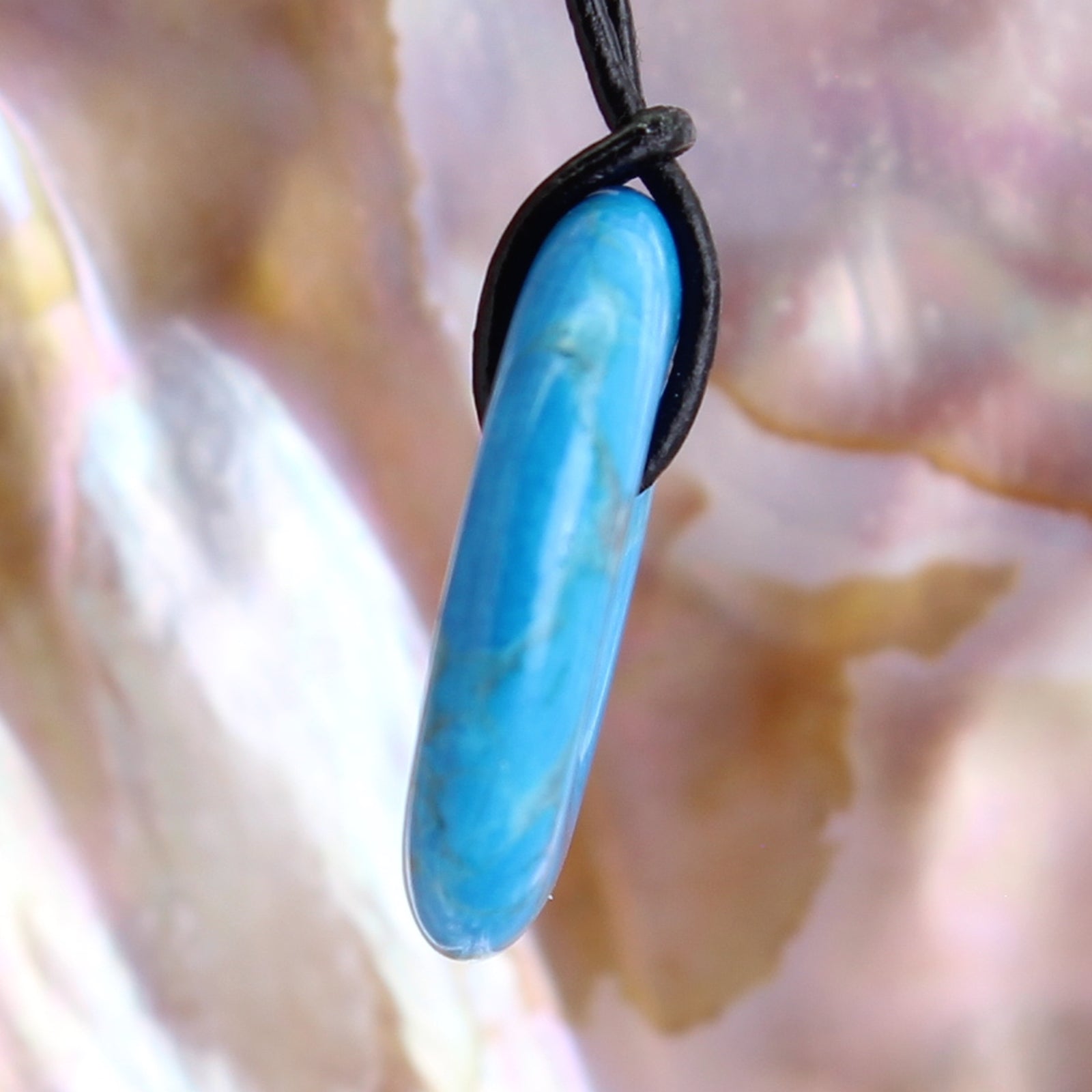 blauer Howlith Donut Anhänger Kettenanhänger 20 mm Türkis Halskettenanhänger Kettenschmuck Stein Trommelstein Anhänger Schmuck Schmuckstein Rohstein Rohstück Edelstein Heilstein Silberanhänger Silberschmuck Schutzstein Glücksstein