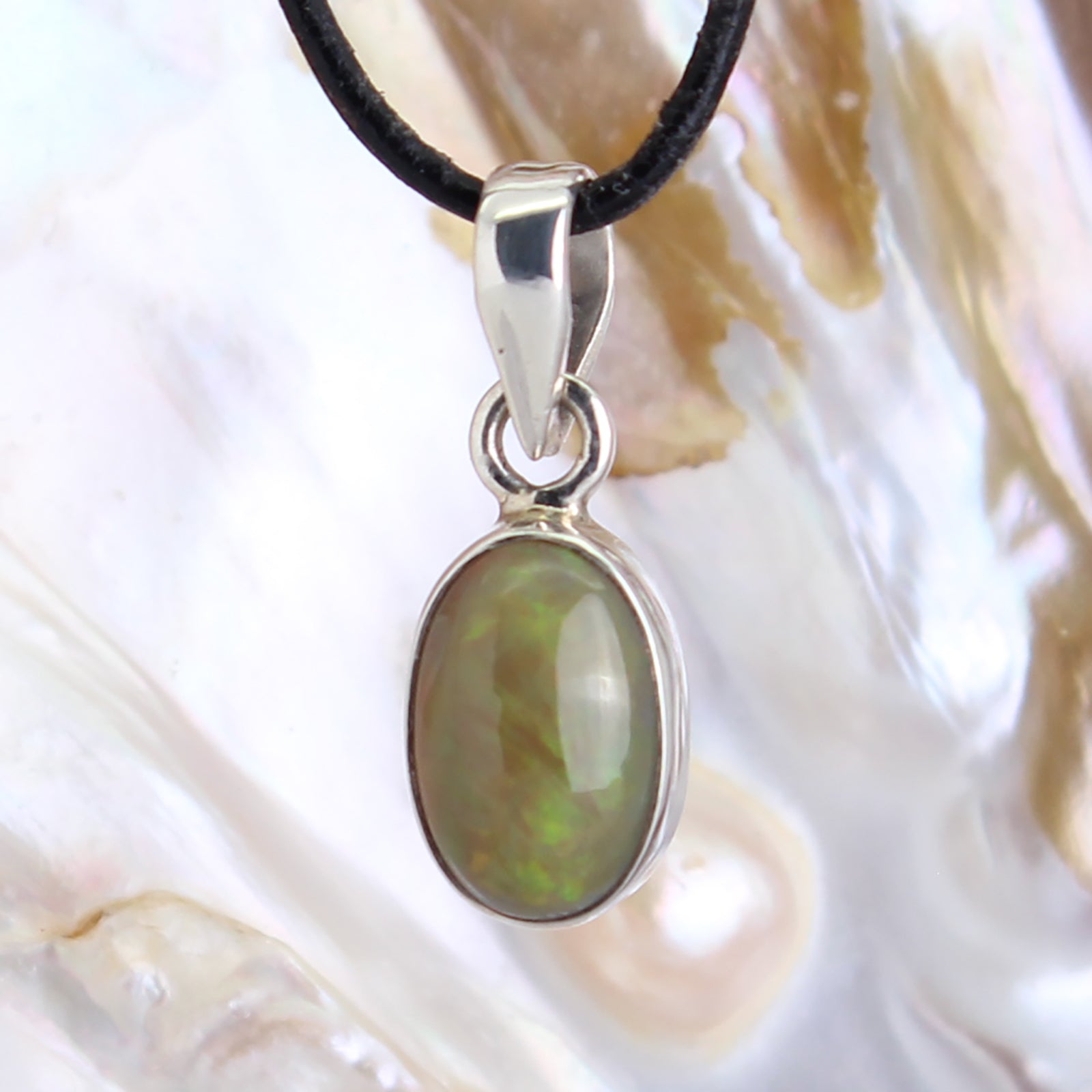 grüner Edelopal Anhänger Kettenanhänger 925er Silber Schmuck Halskettenanhänger Kettenschmuck Stein Trommelstein Rohstein Rohstück Edelstein Heilstein Lochstein Schmuck Naturstein Halsschmuck Silberschmuck Dekostein Dekostück Collier Halskette Schmuckstein Schmuckanhänger Glücksstein Schutzstein