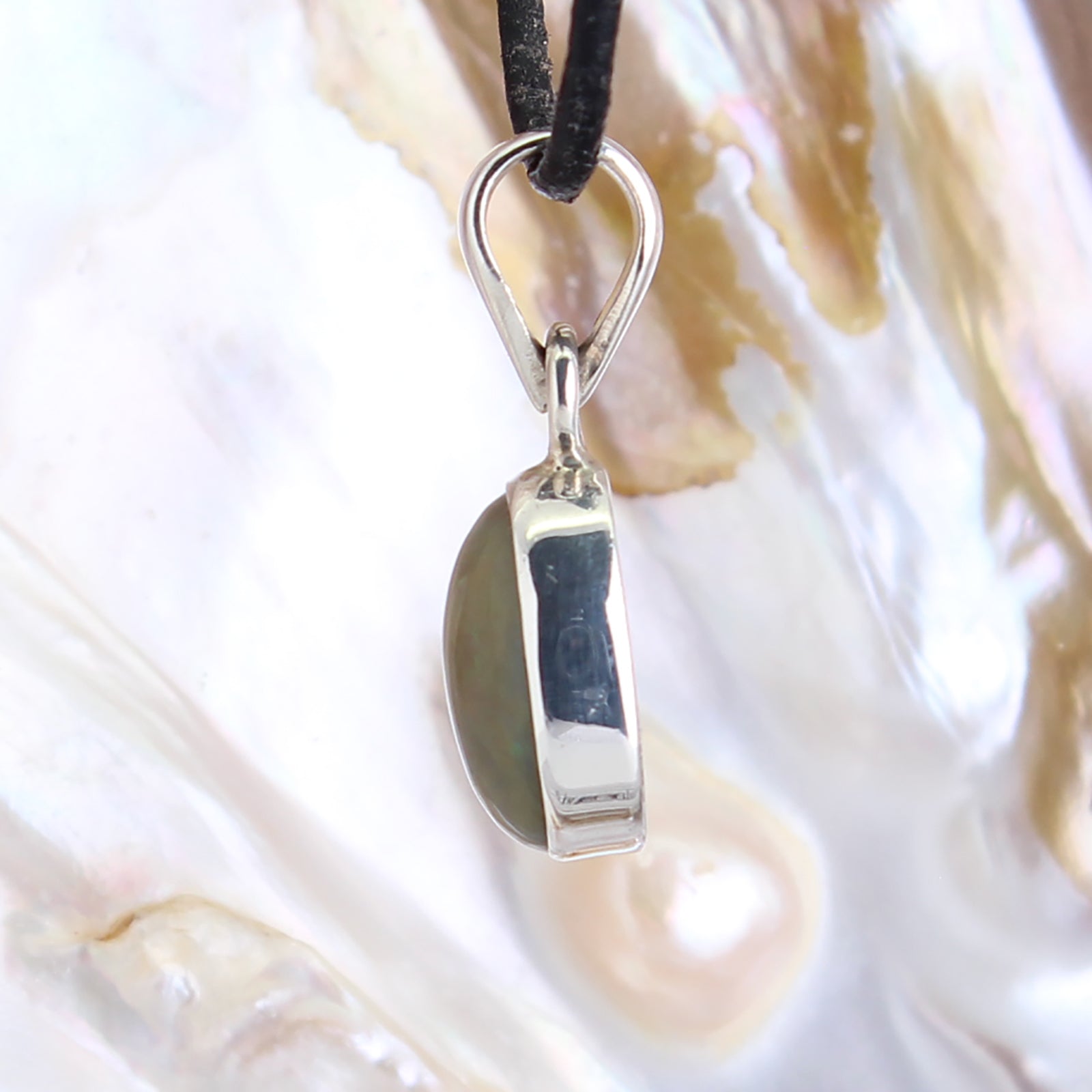 grüner Edelopal Anhänger Kettenanhänger 925er Silber Schmuck Halskettenanhänger Kettenschmuck Stein Trommelstein Rohstein Rohstück Edelstein Heilstein Lochstein Schmuck Naturstein Halsschmuck Silberschmuck Dekostein Dekostück Collier Halskette Schmuckstein Schmuckanhänger Glücksstein Schutzstein