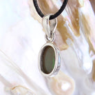 grüner Edelopal Anhänger Kettenanhänger 925er Silber Schmuck Halskettenanhänger Kettenschmuck Stein Trommelstein Rohstein Rohstück Edelstein Heilstein Lochstein Schmuck Naturstein Halsschmuck Silberschmuck Dekostein Dekostück Collier Halskette Schmuckstein Schmuckanhänger Glücksstein Schutzstein