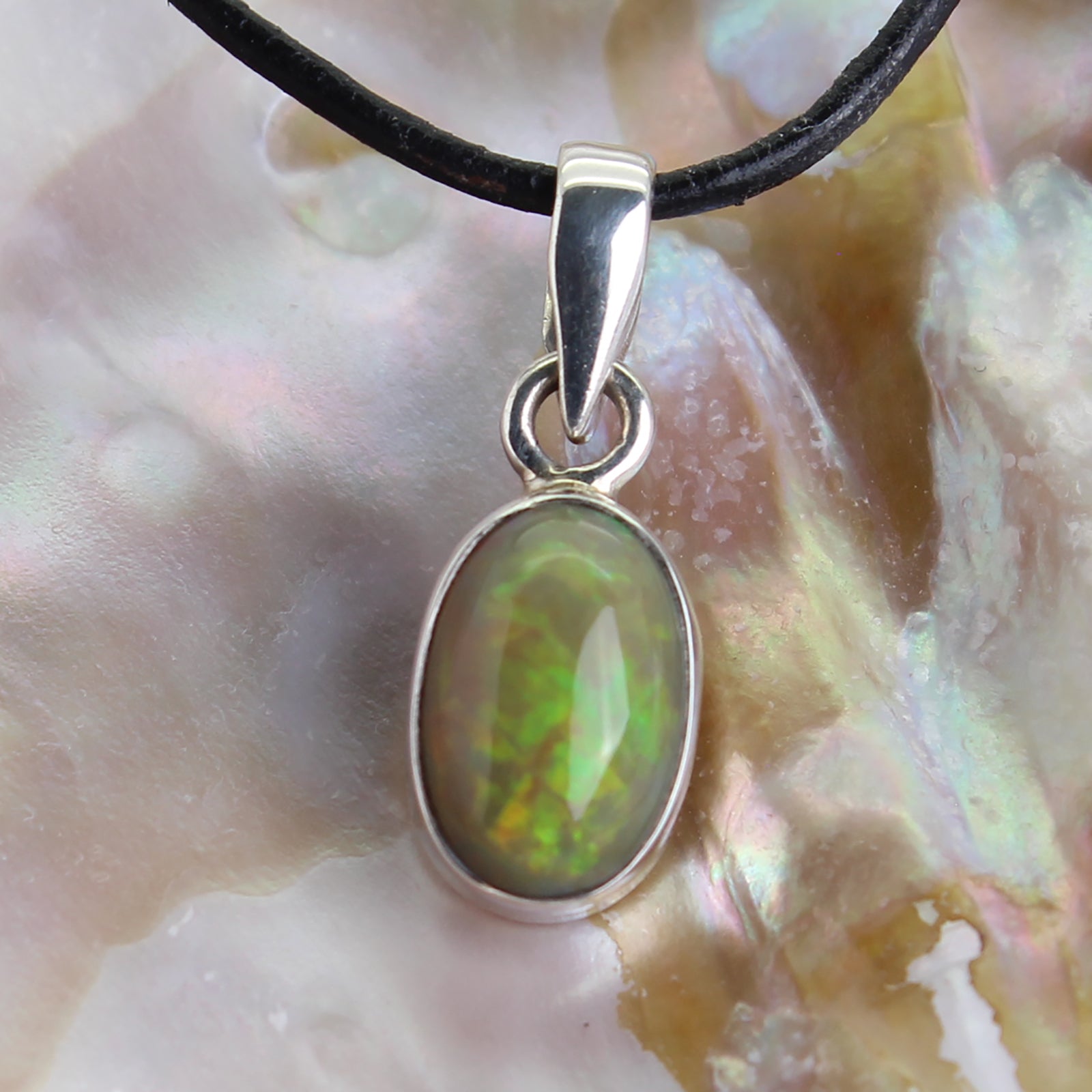 grüner Edelopal Anhänger Kettenanhänger 925er Silber Schmuck Halskettenanhänger Kettenschmuck Stein Trommelstein Rohstein Rohstück Edelstein Heilstein Lochstein Schmuck Naturstein Halsschmuck Silberschmuck Dekostein Dekostück Collier Halskette Schmuckstein Schmuckanhänger Glücksstein Schutzstein