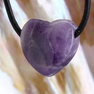 Detailaufnahme mit Lederband und Bänderung des Amethysts