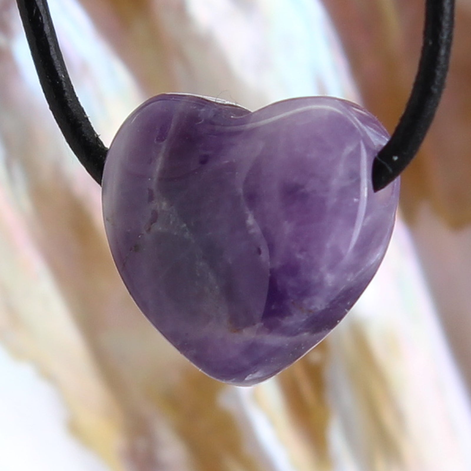 Detailaufnahme mit Lederband und Bänderung des Amethysts