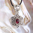  rosa Turmalin Anhänger Kettenanhänger 925er Silber Schmuck Halskettenanhänger Kettenschmuck Stein Rohstein Trommelstein Spitze Rohstück Edelstein Heilstein Lochstein Schmuck Naturstein Halsschmuck Silberschmuck Dekostein Dekostück Collier Halskette Schmuckstein Schmuckanhänger Schutzstein Glücksstein