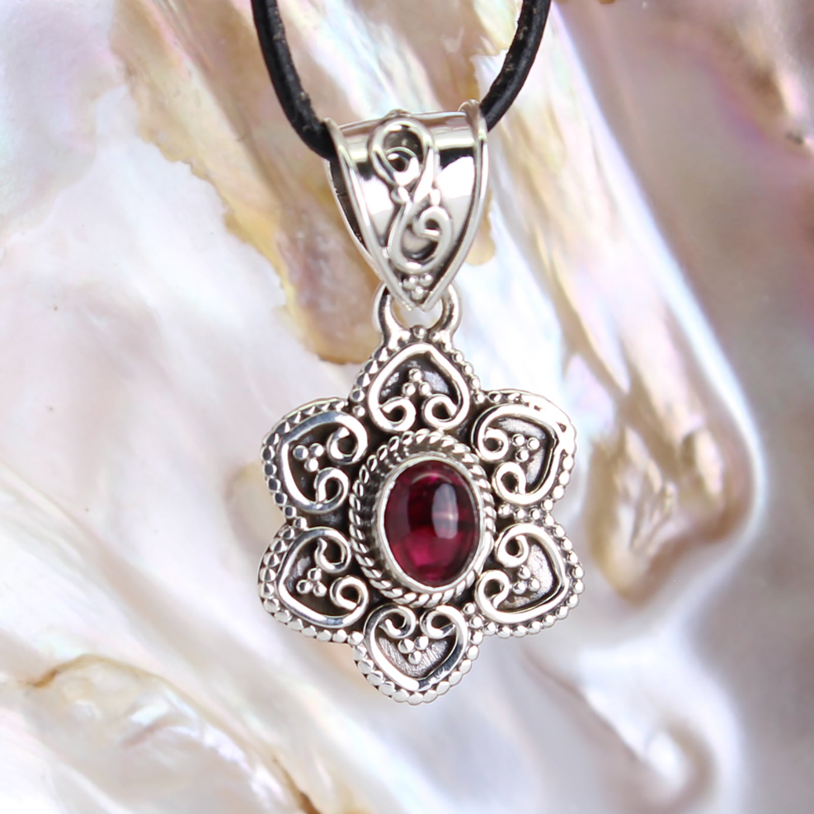  rosa Turmalin Anhänger Kettenanhänger 925er Silber Schmuck Halskettenanhänger Kettenschmuck Stein Rohstein Trommelstein Spitze Rohstück Edelstein Heilstein Lochstein Schmuck Naturstein Halsschmuck Silberschmuck Dekostein Dekostück Collier Halskette Schmuckstein Schmuckanhänger Schutzstein Glücksstein