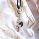  rosa Turmalin Anhänger Kettenanhänger 925er Silber Schmuck Halskettenanhänger Kettenschmuck Stein Rohstein Trommelstein Spitze Rohstück Edelstein Heilstein Lochstein Schmuck Naturstein Halsschmuck Silberschmuck Dekostein Dekostück Collier Halskette Schmuckstein Schmuckanhänger Schutzstein Glücksstein