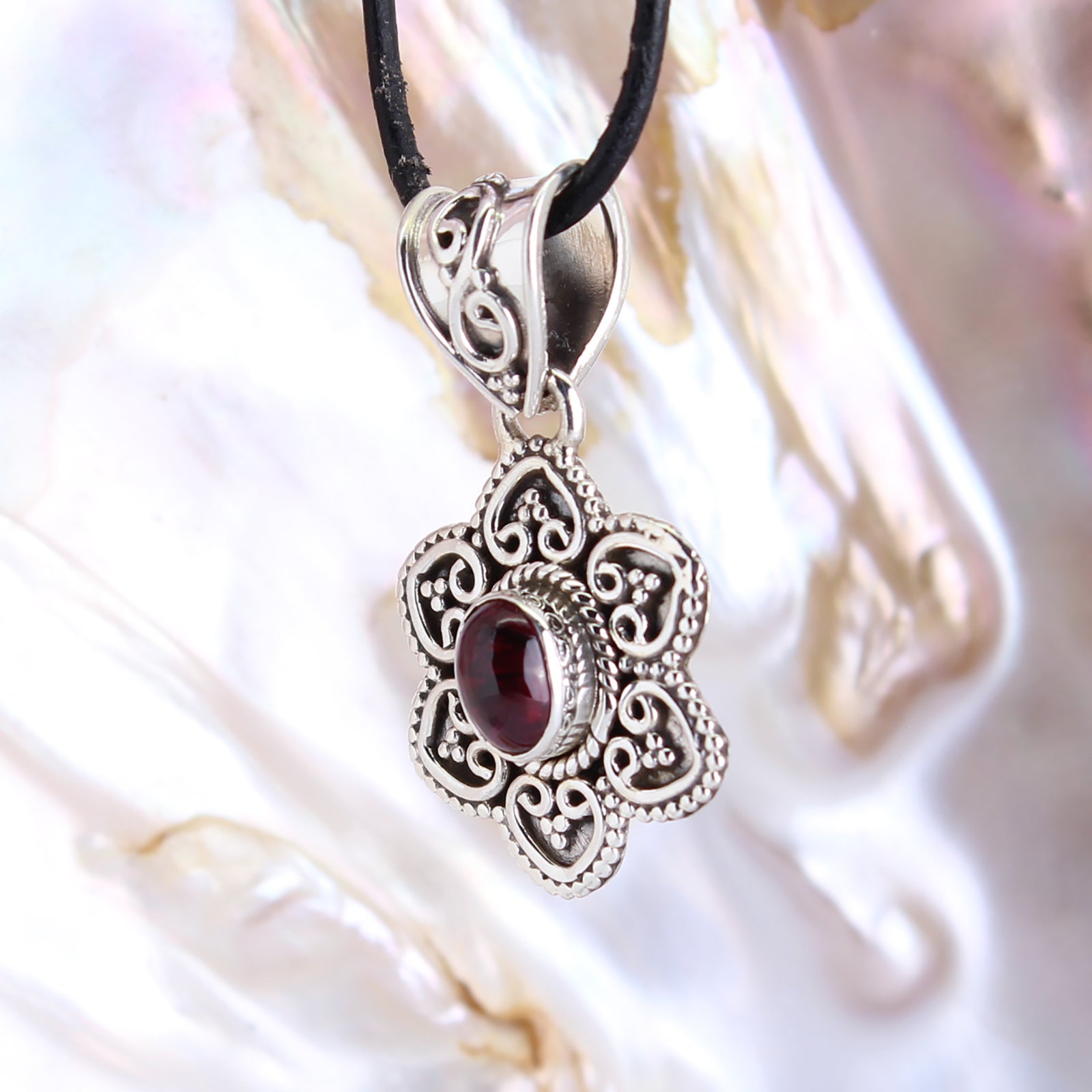  rosa Turmalin Anhänger Kettenanhänger 925er Silber Schmuck Halskettenanhänger Kettenschmuck Stein Rohstein Trommelstein Spitze Rohstück Edelstein Heilstein Lochstein Schmuck Naturstein Halsschmuck Silberschmuck Dekostein Dekostück Collier Halskette Schmuckstein Schmuckanhänger Schutzstein Glücksstein
