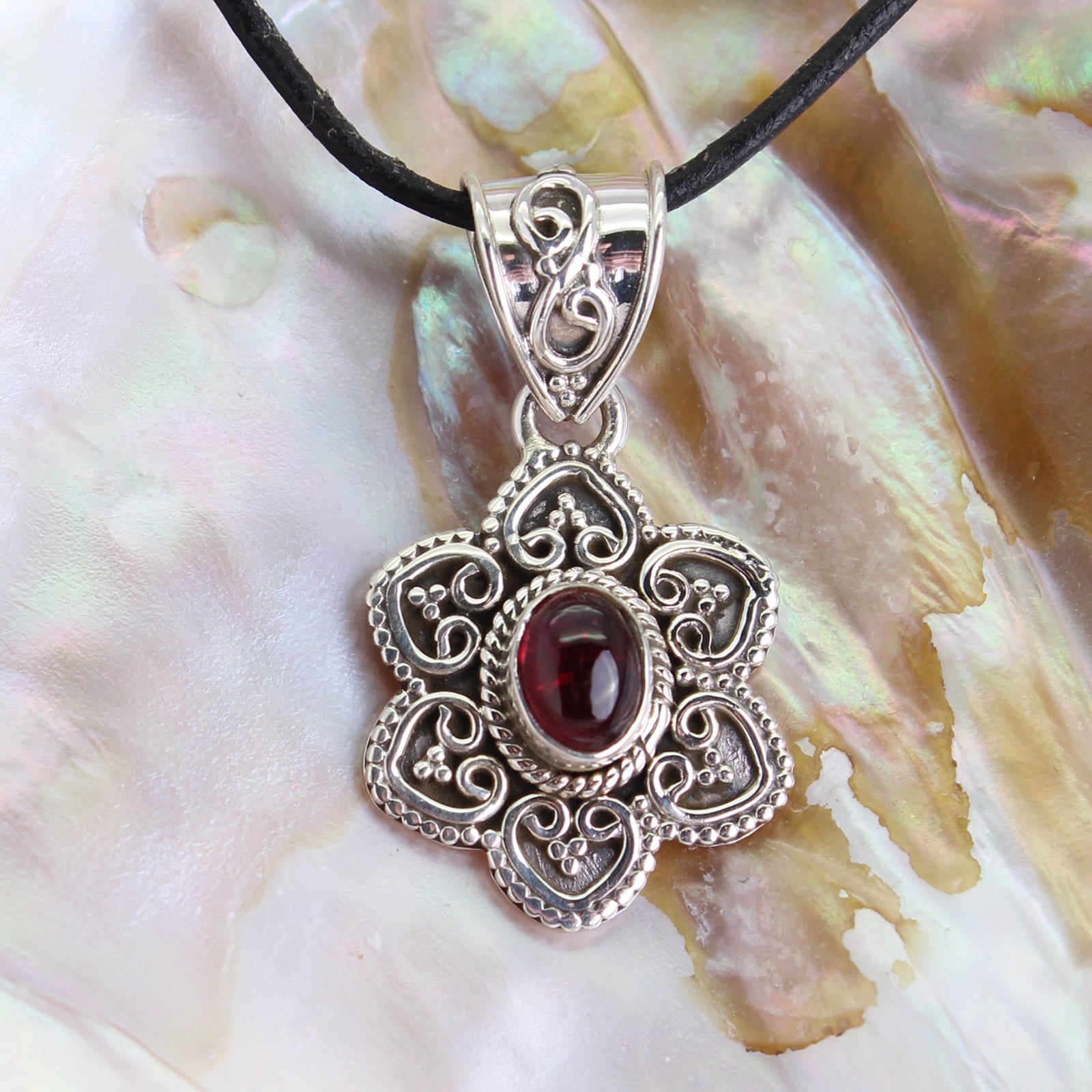  rosa Turmalin Anhänger Kettenanhänger 925er Silber Schmuck Halskettenanhänger Kettenschmuck Stein Rohstein Trommelstein Spitze Rohstück Edelstein Heilstein Lochstein Schmuck Naturstein Halsschmuck Silberschmuck Dekostein Dekostück Collier Halskette Schmuckstein Schmuckanhänger Schutzstein Glücksstein