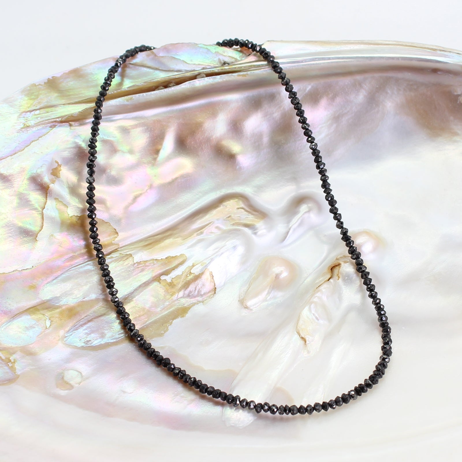 schwarze Diamantenkette Diamanten Kette Halskette facettiert 925er Silber Verschluss Rohdiamanten Collier Stein Trommelstein Anhänger Collier Kugelkette Perlenkette Rohstein Rohstück Edelsteinkette Splitterkette Heilstein Edelstein Heilsteinkette Halsschmuck Schmuck