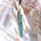 Chrysokoll Shattuckit Anhänger Kettenanhänger 925er Silber Schmuck Halskettenanhänger Kettenschmuck Stein Trommelstein Rohstein Rohstück Edelstein Heilstein Lochstein Schmuck Naturstein Halsschmuck Silberschmuck Dekostein Dekostück Collier Halskette Schmuckstein Schmuckanhänger Glücksstein Schutzstein