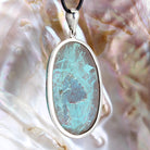 Chrysokoll Shattuckit Anhänger Kettenanhänger 925er Silber Schmuck Halskettenanhänger Kettenschmuck Stein Trommelstein Rohstein Rohstück Edelstein Heilstein Lochstein Schmuck Naturstein Halsschmuck Silberschmuck Dekostein Dekostück Collier Halskette Schmuckstein Schmuckanhänger Glücksstein Schutzstein