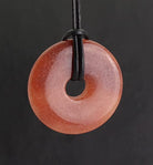 Feuerquarz Donut Anhänger 30 mm Edelsteindonut Kettenanhänger Halskettenanhänger Kettenschmuck Stein Trommelstein Anhänger Schmuck Schmuckstein Rohstein Rohstück Edelstein Heilstein Silberanhänger Silberschmuck Schutzstein Glücksstein