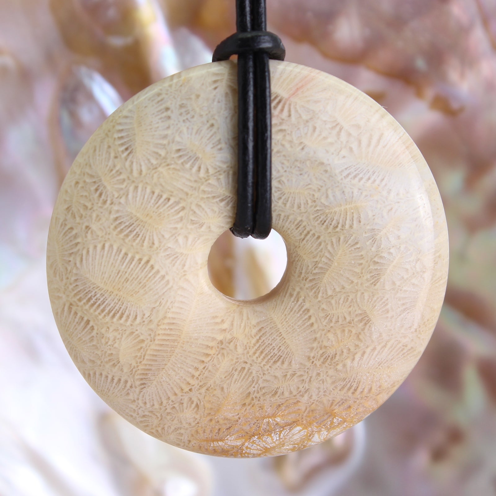 Fossile versteinerte Koralle Donut Anhänger Kettenanhänger 40 mm mit Lederband Halskettenanhänger Kettenschmuck Stein Trommelstein Anhänger Schmuck Schmuckstein Rohstein Rohstück Edelstein Heilstein Silberanhänger Silberschmuck Schutzstein Glücksstein