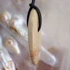 Fossile versteinerte Koralle Donut Anhänger Kettenanhänger 40 mm mit Lederband Halskettenanhänger Kettenschmuck Stein Trommelstein Anhänger Schmuck Schmuckstein Rohstein Rohstück Edelstein Heilstein Silberanhänger Silberschmuck Schutzstein Glücksstein