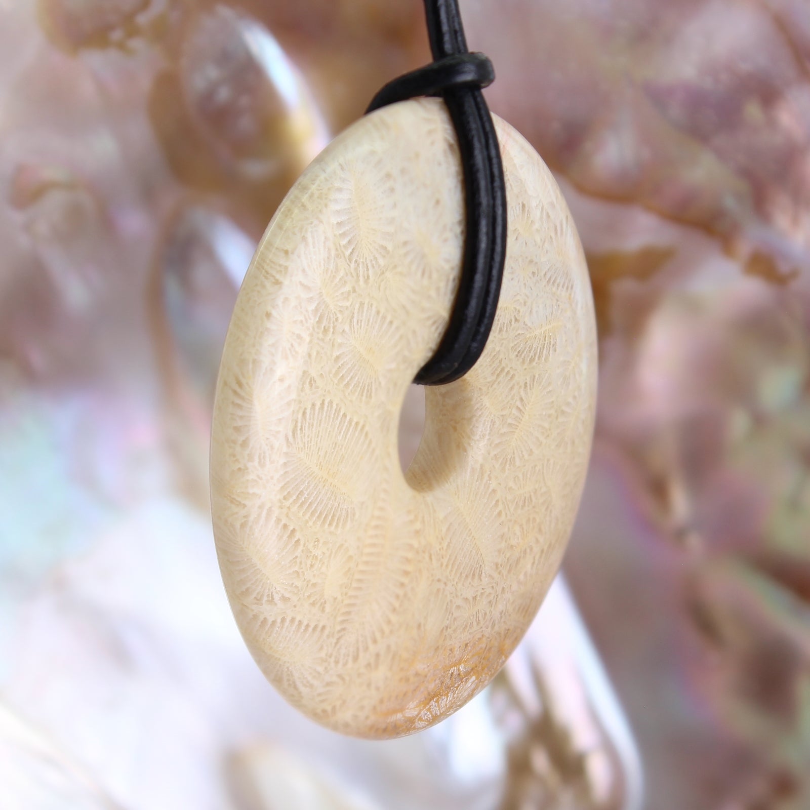 Fossile versteinerte Koralle Donut Anhänger Kettenanhänger 40 mm mit Lederband Halskettenanhänger Kettenschmuck Stein Trommelstein Anhänger Schmuck Schmuckstein Rohstein Rohstück Edelstein Heilstein Silberanhänger Silberschmuck Schutzstein Glücksstein