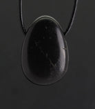 Shungit Trommelstein Anhänger Kettenanhänger Schungit mit Lederband Halskettenanhänger Kettenanhänger Kettenschmuck Schungit Shungit Stein Schmuckstein Schmuckanhänger Edelstein Heilstein Halsschmuck Schmuck Rohstein Rohstück Silberanhänger Silberschmuck Trommelsteinanhänger Shungitstein Shungitschmuck Shungite