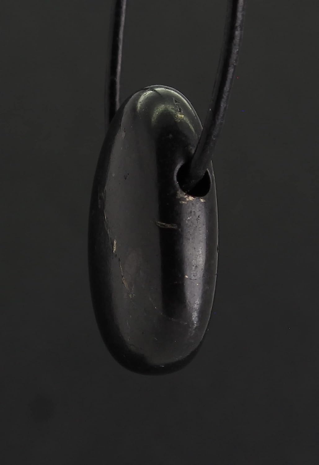 Shungit Trommelstein Anhänger Kettenanhänger Schungit mit Lederband Halskettenanhänger Kettenanhänger Kettenschmuck Schungit Shungit Stein Schmuckstein Schmuckanhänger Edelstein Heilstein Halsschmuck Schmuck Rohstein Rohstück Silberanhänger Silberschmuck Trommelsteinanhänger Shungitstein Shungitschmuck Shungite
