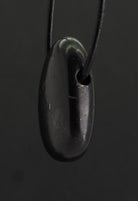Shungit Trommelstein Anhänger Kettenanhänger Schungit mit Lederband Halskettenanhänger Kettenanhänger Kettenschmuck Schungit Shungit Stein Schmuckstein Schmuckanhänger Edelstein Heilstein Halsschmuck Schmuck Rohstein Rohstück Silberanhänger Silberschmuck Trommelsteinanhänger Shungitstein Shungitschmuck Shungite