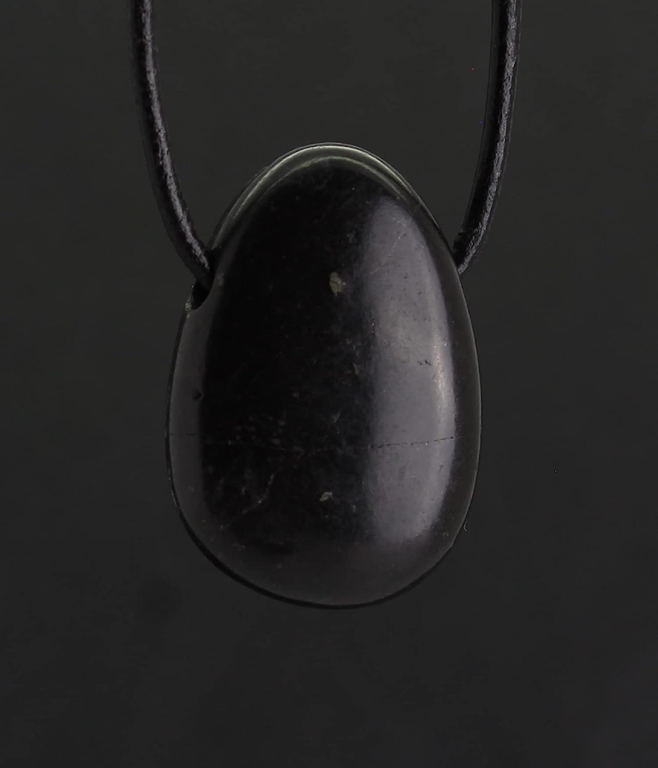 Shungit Trommelstein Anhänger Kettenanhänger Schungit mit Lederband Halskettenanhänger Kettenanhänger Kettenschmuck Schungit Shungit Stein Schmuckstein Schmuckanhänger Edelstein Heilstein Halsschmuck Schmuck Rohstein Rohstück Silberanhänger Silberschmuck Trommelsteinanhänger Shungitstein Shungitschmuck Shungite